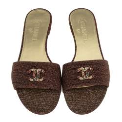 مملوكة مسبقًا صندل سلايد شانيل قماش لوكس عنابي شعار الماركة سي سي مقاس 39.5