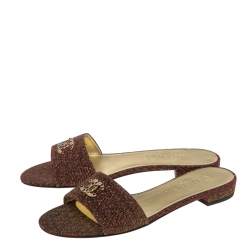 مملوكة مسبقًا صندل سلايد شانيل قماش لوكس عنابي شعار الماركة سي سي مقاس 39.5