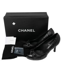 مملوكة مسبقًا Chanel Black Leather CC Camellia Cap Toe Pumps Size 39