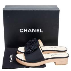 مملوكة مسبقًا Chanel Black Canvas Camelia CC Slides Sandals Size 39