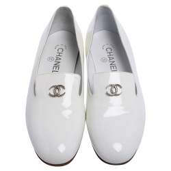 مملوكة مسبقًا Chanel White Patent Leather CC Smoking Slippers Size 39