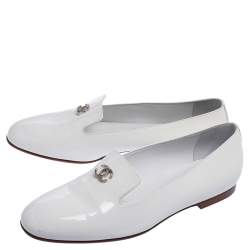 مملوكة مسبقًا Chanel White Patent Leather CC Smoking Slippers Size 39