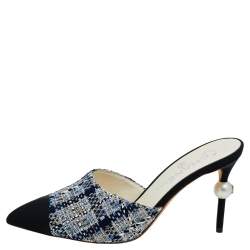 مملوكة مسبقًا Chanel Black/Blue Tweed And Grosgrain Pointed Toe CC Pearl Embellished Heel Mule Sandals Size 37.5