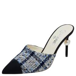 مملوكة مسبقًا Chanel Black/Blue Tweed And Grosgrain Pointed Toe CC Pearl Embellished Heel Mule Sandals Size 37.5