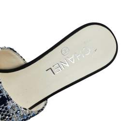 مملوكة مسبقًا Chanel Black/Blue Tweed And Grosgrain Pointed Toe CC Pearl Embellished Heel Mule Sandals Size 37.5
