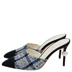 مملوكة مسبقًا Chanel Black/Blue Tweed And Grosgrain Pointed Toe CC Pearl Embellished Heel Mule Sandals Size 37.5