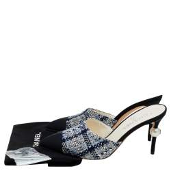 مملوكة مسبقًا Chanel Black/Blue Tweed And Grosgrain Pointed Toe CC Pearl Embellished Heel Mule Sandals Size 37.5