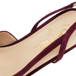 Pre Owned صندل شانيل جلد فضي ميتاليك وسويدي عنابي بحزام للكاحل مقاس 39.5