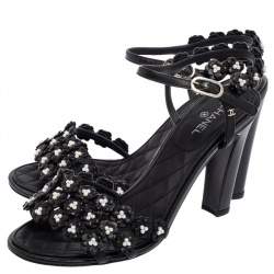 مملوكة مسبقًا  صندل شانيل كاميليا أبليكي جلد أسود سير كاحل مقاس 38