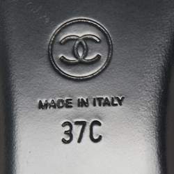 Pre Owned حذاء فلات سلايدز شانيل جلد لامع وشبك أسود بشعار سي سي مقاس 37