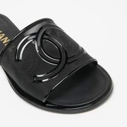 Pre Owned حذاء فلات سلايدز شانيل جلد لامع وشبك أسود بشعار سي سي مقاس 37