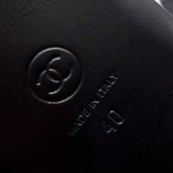 مملوكة مسبقًا Chanel Black Patent Leather Embellished CC Thong Flat Sandals Size 40