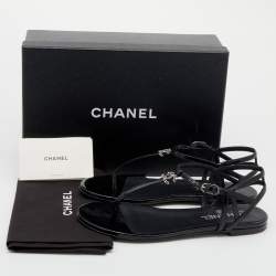 مملوكة مسبقًا Chanel Black Patent Leather Embellished CC Thong Flat Sandals Size 40