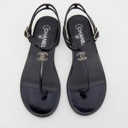 مملوكة مسبقًا Chanel Black Patent Leather Embellished CC Thong Flat Sandals Size 40