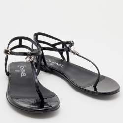 مملوكة مسبقًا Chanel Black Patent Leather Embellished CC Thong Flat Sandals Size 40