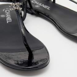 مملوكة مسبقًا Chanel Black Patent Leather Embellished CC Thong Flat Sandals Size 40