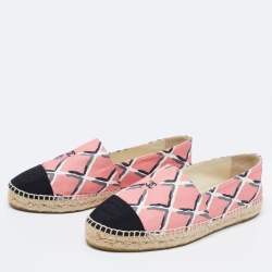 Pre Owned Chanel Pink/Black Printed Canvas and Fabric CC Cap-Toe Flat Espadrilles Size 40