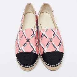 Pre Owned Chanel Pink/Black Printed Canvas and Fabric CC Cap-Toe Flat Espadrilles Size 40