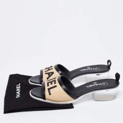 مملوكة مسبقًا Chanel Beige/Black Leather Logo Slide Sandals Size 40.5