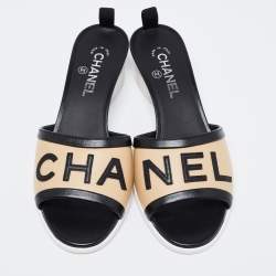 مملوكة مسبقًا Chanel Beige/Black Leather Logo Slide Sandals Size 40.5