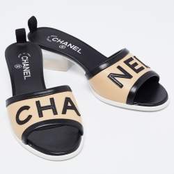 مملوكة مسبقًا Chanel Beige/Black Leather Logo Slide Sandals Size 40.5