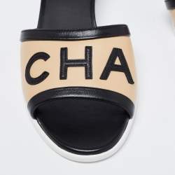 مملوكة مسبقًا Chanel Beige/Black Leather Logo Slide Sandals Size 40.5
