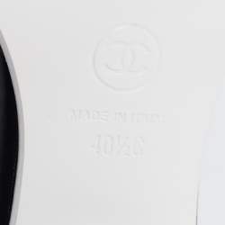 مملوكة مسبقًا Chanel Beige/Black Leather Logo Slide Sandals Size 40.5