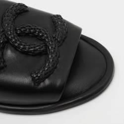 مملوكة مسبقًا Chanel Black Leather CC Flat Slides Size 39
