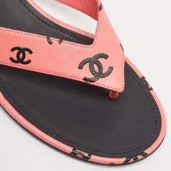 Pre Owned Chanel Pink/Black CC Print Leather Thong Sandals Size 40