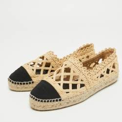 Pre Owned حذاء إسبادريل فلات شانيل كانفاس سي سي ورافية بقصات ليزر بيج/أسود مقاس 39