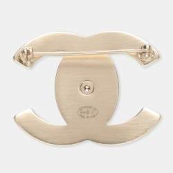 مملوكة مسبقًا Chanel Light Gold Tone Metal CC Brooch