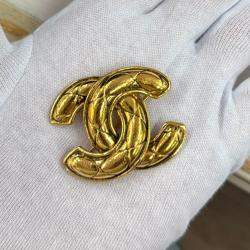 مملوكة مسبقًا Chanel Quilted CC Brooch