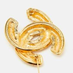 مملوكة مسبقًا Chanel CC Quilted Gold Tone Brooch