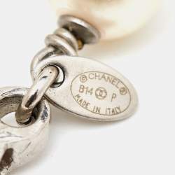 مملوكة مسبقًا قلادة شانيل سي سي لؤلؤ صناعي معدني فضي اللون طويلة