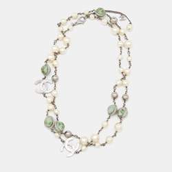 مملوكة مسبقًا قلادة شانيل سي سي لؤلؤ صناعي معدني فضي اللون طويلة