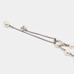 مملوكة مسبقًا قلادة شانيل سي سي لؤلؤ صناعي معدني فضي اللون طويلة