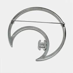 Pre Owned بروش شانيل سي سي كريستالات القمر فضية اللون