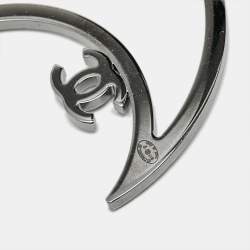 Pre Owned بروش شانيل سي سي كريستالات القمر فضية اللون