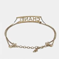 مملوكة مسبقًا قلادة شانيل كريستالات شعار ومعدن ذهبي اللون تشوكر