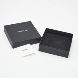 مملوكة مسبقًا قلادة شانيل كريستالات شعار ومعدن ذهبي اللون تشوكر