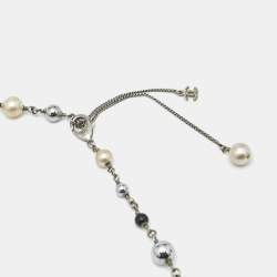 Pre Owned قلادة شانيل لؤلؤ صناعي خرز مينا فضية اللون