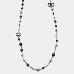 Pre Owned قلادة شانيل لؤلؤ صناعي خرز مينا فضية اللون