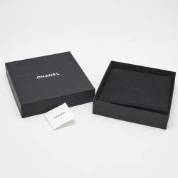 Pre Owned قلادة شانيل لؤلؤ صناعي خرز مينا فضية اللون