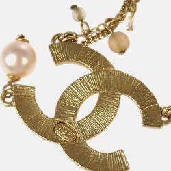 مملوكة مسبقًا قلادة سلسلة ذهبية بشعار CC من شانيل مرصعة بحجر الراين ولؤلؤ صناعي