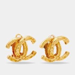 مملوكة مسبقًا Chanel CC Textured Gold Tone Clip-on Stud Earrings
