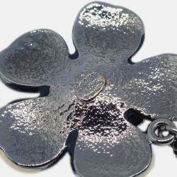 مملوكة مسبقًا قلادة شانييل CC بزخرفة زهرة وحشرة على سلسلة فضية سوداء