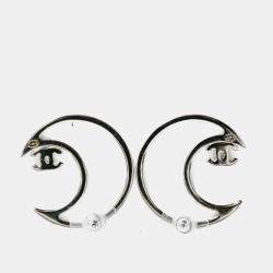 Pre Owned أقراط شانيل 2017 فضية نغمة كريستال CC قمر صغيرة