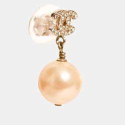 مملوكة مسبقًا أقراط شانيل 2015 إسقاط لؤلؤة وهمية سي سي كريستال معدن ذهبي اللون