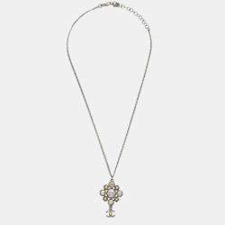 Pre Owned قلادة شانيل بندانت حجر الراين فضي اللون