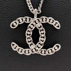 Pre Owned عقد شانيَل شعار معدني